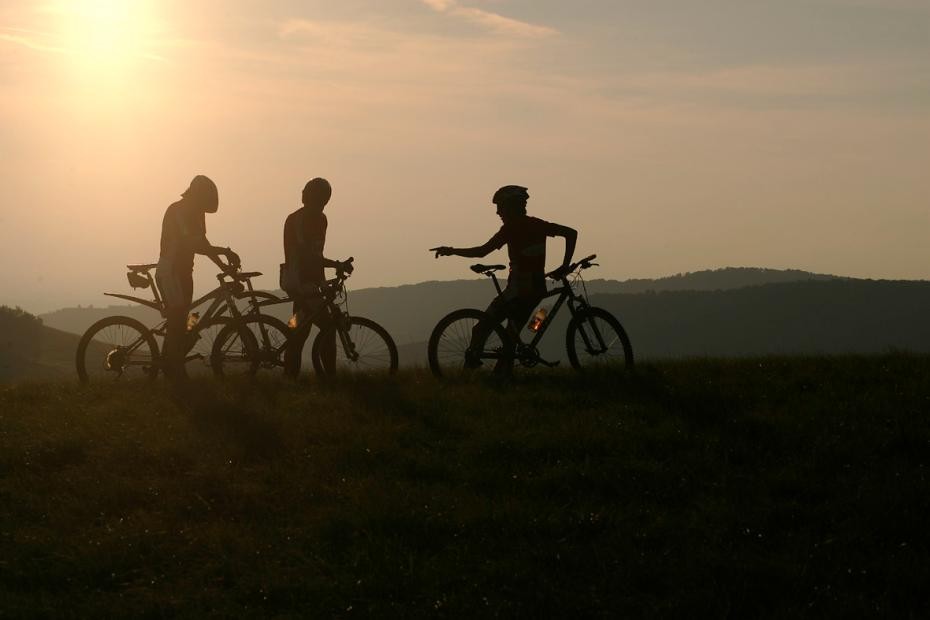 Radfahrer in der Dämmerung